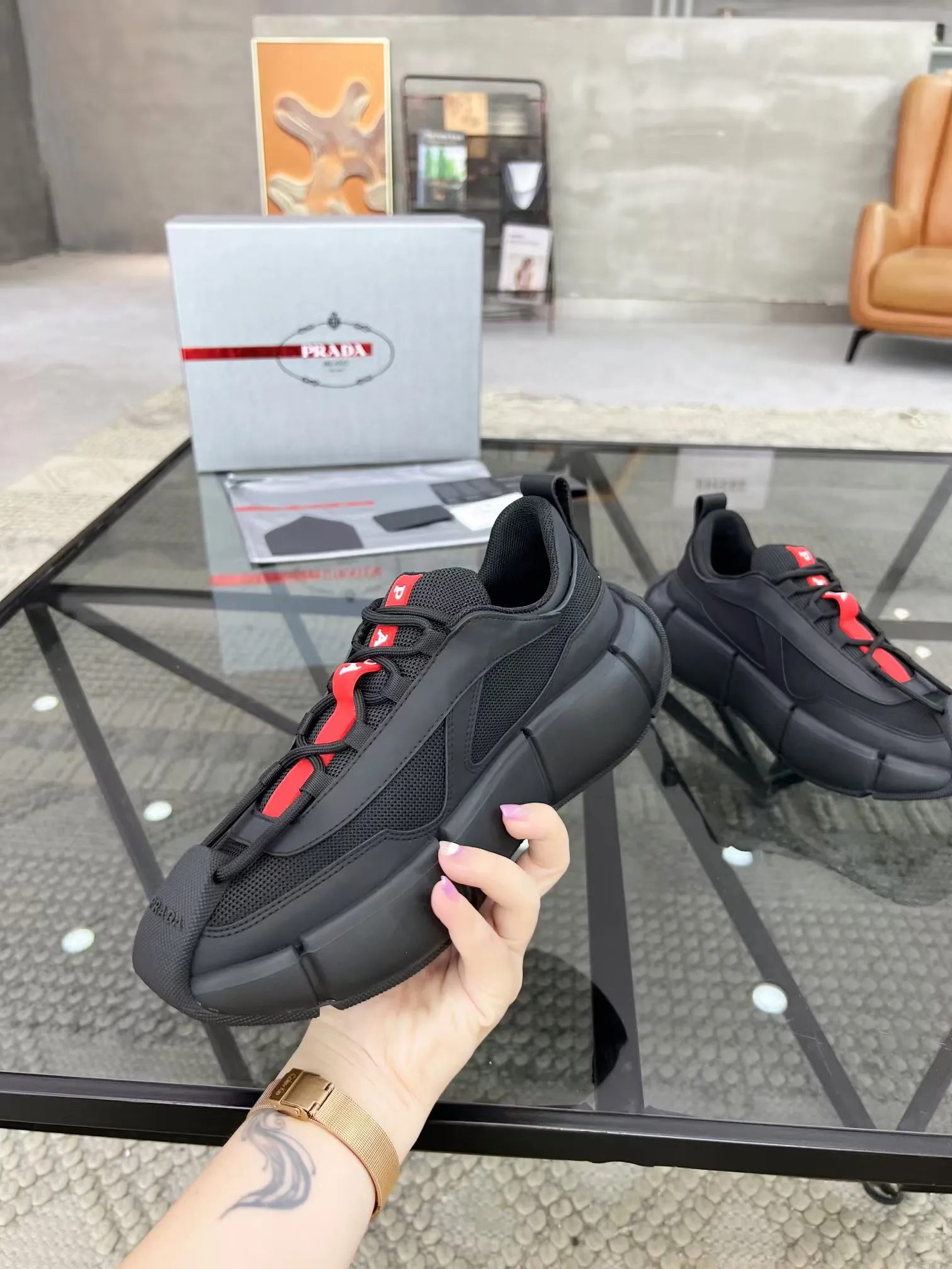 P500 Yuan 38-45 Prada Prada’s new men’s genuine leather sports shoes, the highest version on the market, any comparison is welcome🆚! The original leather has excellent texture and is super high-end! Fetal sheep net lining imported from Italy, removable pad! Luxurious materials and fine workmanship, highly recommended!